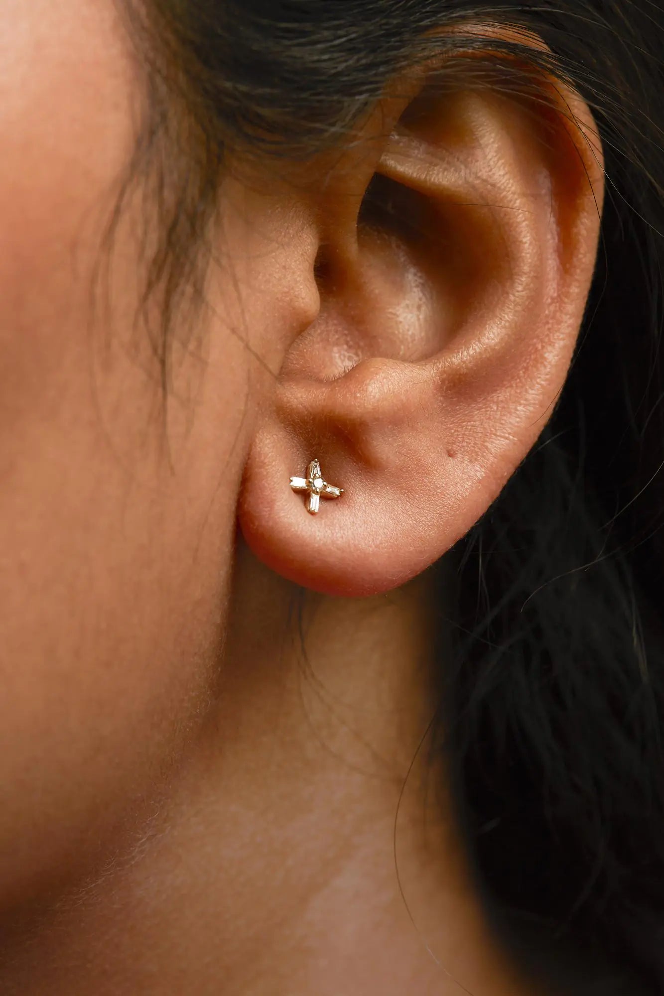 Style Loft Collection 10K Yellow Gold 1/10 Ctw Round and Baguette Diamond Criss Cross X Stud Earring (H-I Color, I1-I2 Clarity)